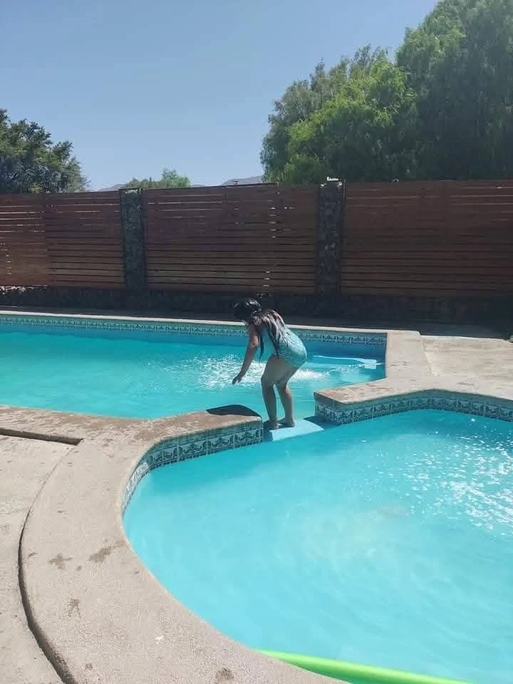 Participante de un paseo de curso junto a las piscinas de Manantial.